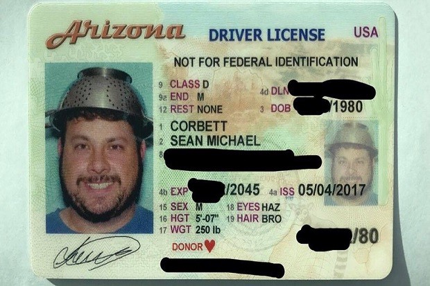 Pria Ini Miliki SIM dengan Foto Bertopi Panci