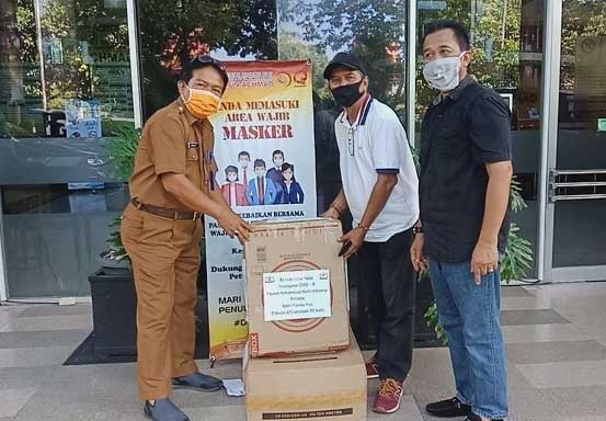 Kadin Riau Serahkan 100 Paket APD ke RSUD Arifin Achmad