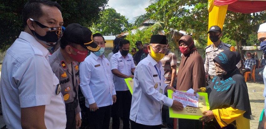 Bupati dan Ketua DPRD Pelalawan Serahkan BLT-DD untuk Warga Terdampak Covid-19