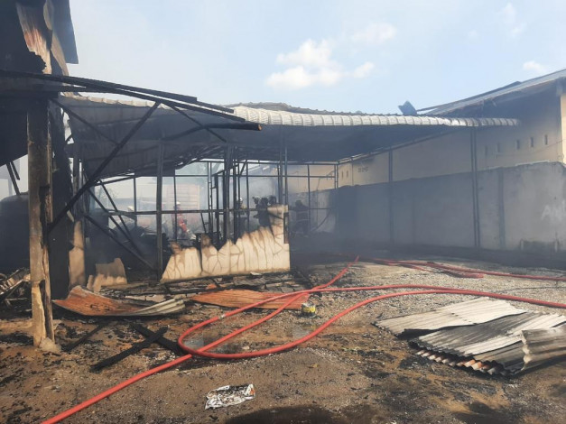 Kebakaran Hanguskan Bangunan Depot Air Isi Ulang dan Pembuatan Papan Karangan Bunga di Pekanbaru