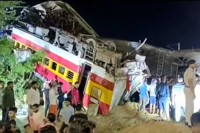 Foto dari cuplikan video AFPTV pada 2 Juni 2023 memperlihatkan gerbong kereta yang terbalik setelah tabrakan di Odisha, India. Foto: AFP/AFPTV