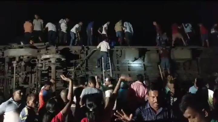 Tabrakan Kereta Api di India: 237 Orang Tewas, Mayat Terjebak di Gerbong