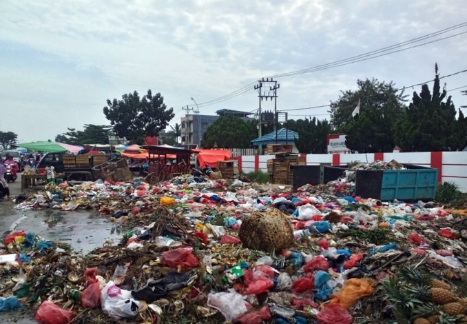 Waduh! Tumpukan Sampah di Pasar Pagi Arengka Bikin Mual