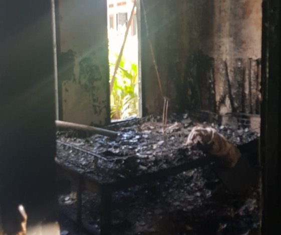 Diduga Arus Pendek AC, Rumah di Jalan Cipta Karya Pekanbaru Kebakaran