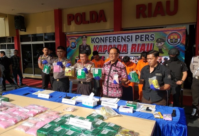 Polda Riau Gagalkan Peredaran 33 Kg Sabu dan 42.500 Pil Ekatasi