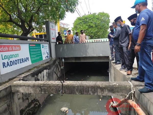 Selalu Banjir saat Hujan, DPRD Pekanbaru Cek Drainase di RS Awal Bros