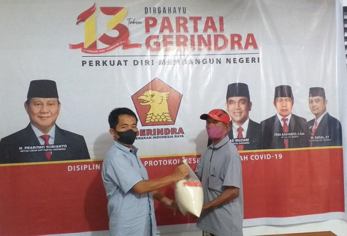 DPC Gerindra Kampar Bagi 1.000 Paket Sembako untuk Warga Kurang Mampu