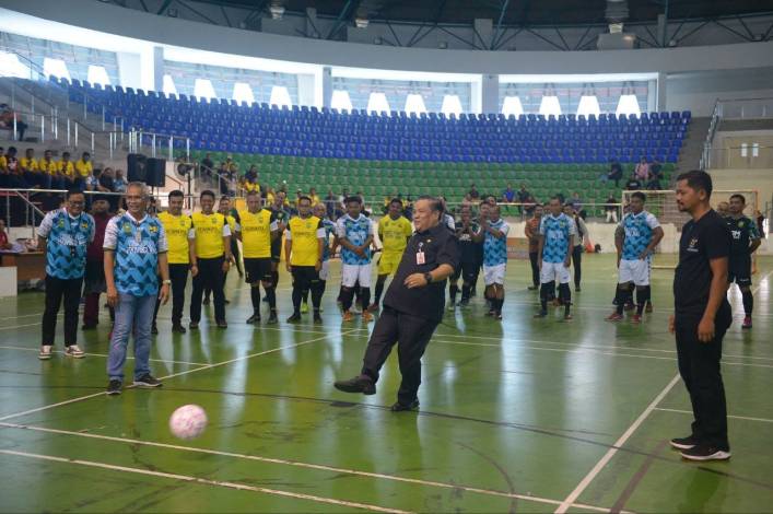 Buka Turnamen Futsal Meriahkan HUT Ke-66 Riau, Sekda: Jaga Kekompakan antar Pegawai