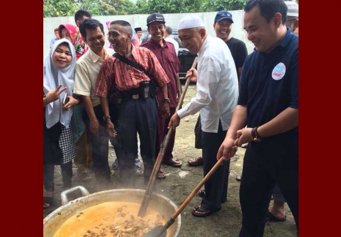 Gubri Andi Rachman Ikut Mengaduk Gulai dan Makan Siang Bersama PWI Riau