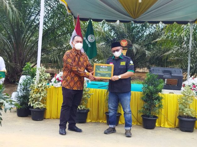 Konsisten Dukung Program PSR & Santripreneur Berbasis Sawit, Asian Agri Raih Penghargaan dari Apkasindo