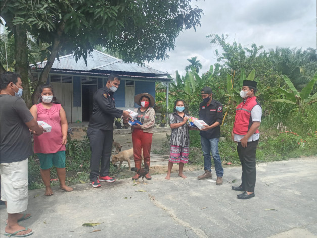 Hadir di Tengah Pandemi, Satgas PDI P Riau Berbagi ke Masyarakat