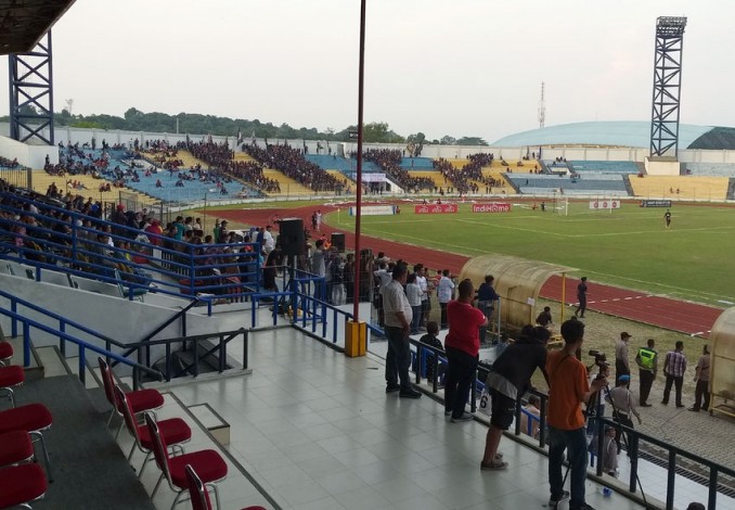 Keributan Supporter Warnai Kekalahan PSPS Riau di Stadion Kaharudin Nasution
