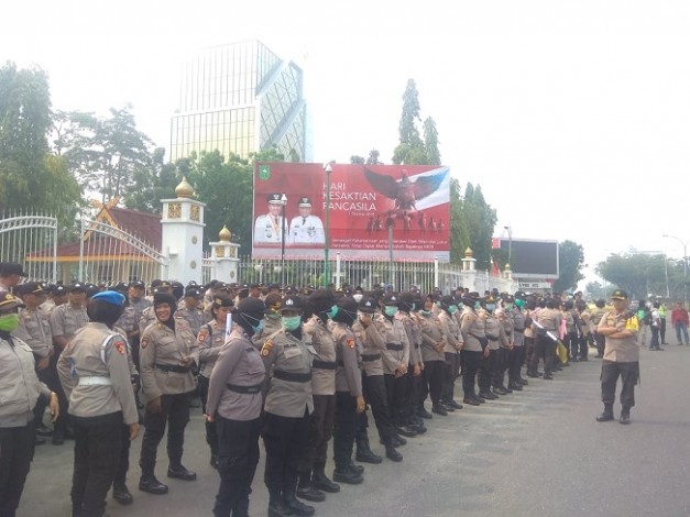 1.374 Personel Gabungan Amankan Demo Mahasiswa di Kantor Gubernur Riau