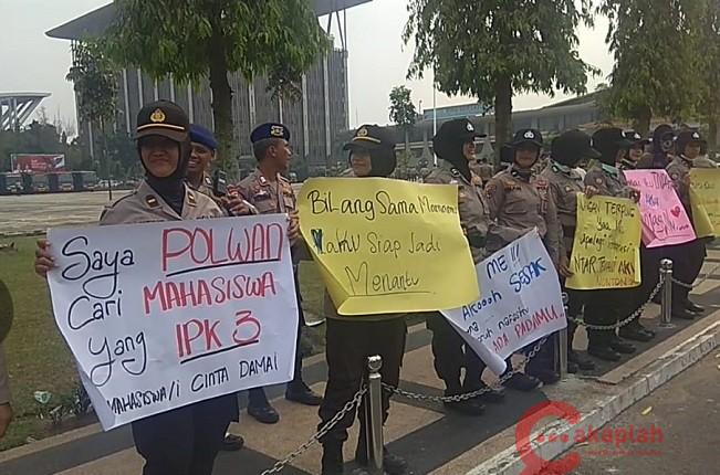 Demo Mahasiswa di Kantor Gubernur Riau Disambut Polwan Cantik