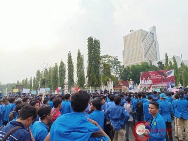 Mahasiswa Demo di Kantor Gubernur, Jalanan Macet Parah