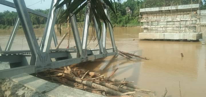 Jembatan SP3 Kepenuhan Rohul Runtuh saat Proses Pembangunan