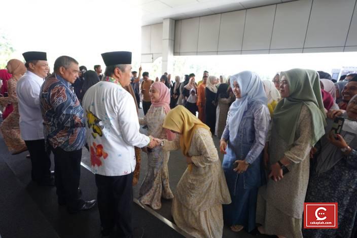 Hari Terakhir Bertugas, Syamsuar Pamitan dengan Pegawai di Kantor Gubernur Riau