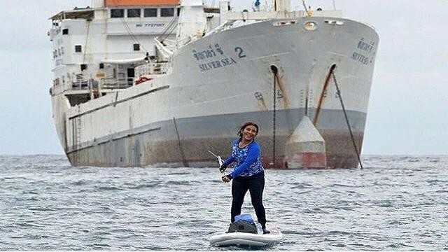 Gaya Menteri Susi Paddling di Depan Kapal Hasil Tangkapan