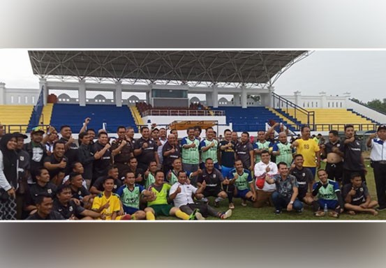 Laga Sepakbola PWI Siak VS PWI Pelalawan Bertabur Pejabat Dua Daerah