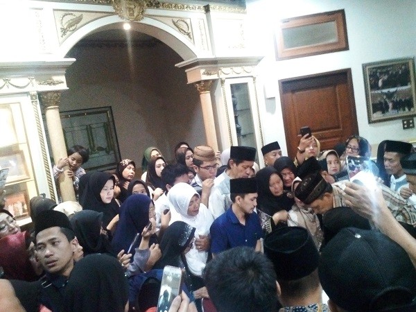 Tiba di Pekanbaru, Jenazah Maimanah Umar Disalatkan di Masjid Annur