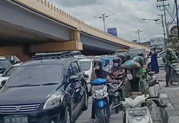 Macet di Jalan Sudirman Pekanbaru karena pemberlakuan buka tutup jalan terkait event Tour de Siak.