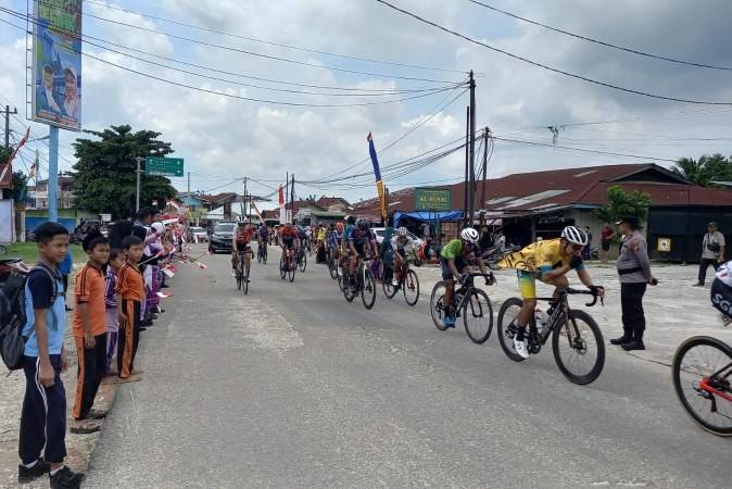 Tour de Siak Jadi Hiburan bagi Warga Pekanbaru, Ratusan Pelajar Menyemangati di Pinggiran Race