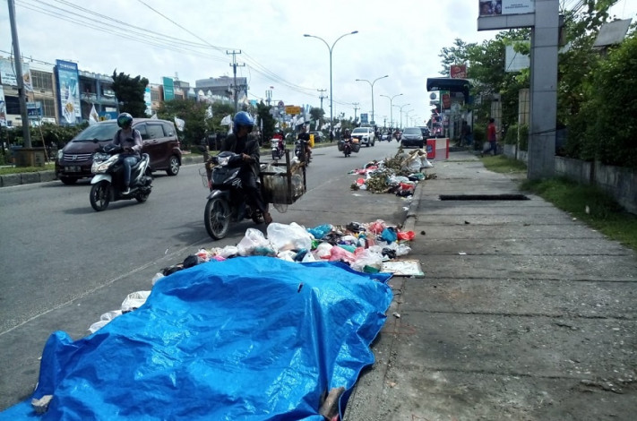 Sampah Menumpuk di Kota Pekanbaru, Ini Penyebabnya