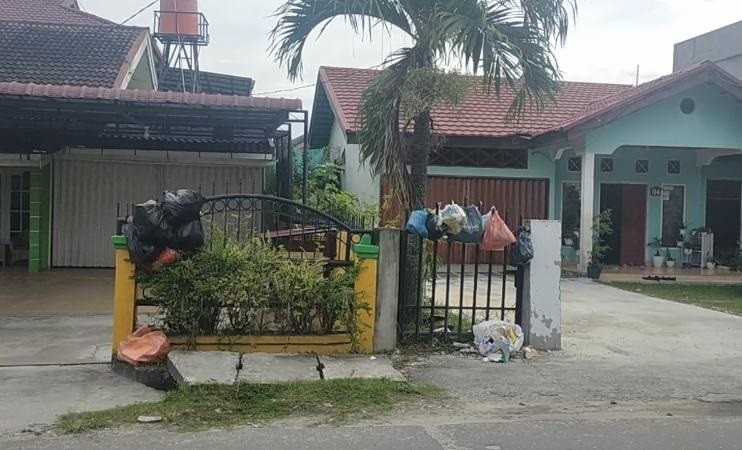 Tak Kunjung Diangkut, Pagar Rumah Warga Pekanbaru Dihiasi Sampah