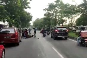 Minyak Tumpah di Jalan Arifin Achmad Pekanbaru, Puluhan Pengendara Terjatuh
