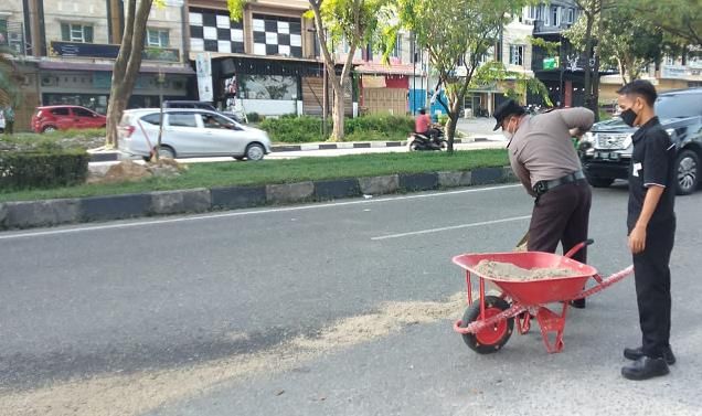 Tumpahan Minyak di Jalan Arifin Achmad Berasal dari Tangki Mobil Box Bocor
