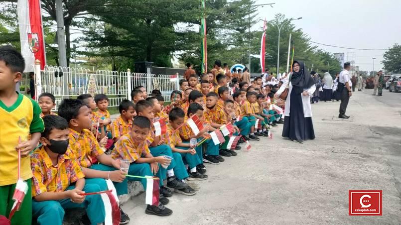 Berjejer di Sepanjang Jalan, Ratusan Pelajar di Pekanbaru Sambut Kedatangan Jokowi