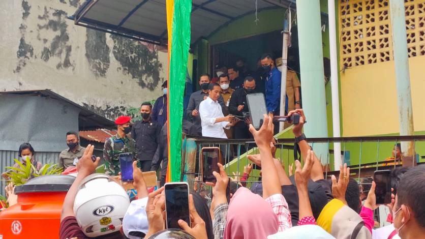 Tinjau Pasar Bawah Pekanbaru, Jokowi Bagi-bagi Kaos