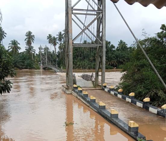 Jembatan Gantung di Kuansing Rusak Dihantam Banjir, Bupati Lapor ke Pusat