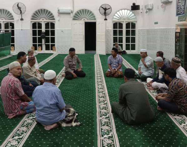 Personel Polsek Rumbai Pesisir Imbau Masjid Baitul Amal Pekanbaru Larang Pihak-pihak Melakukan Kampanye