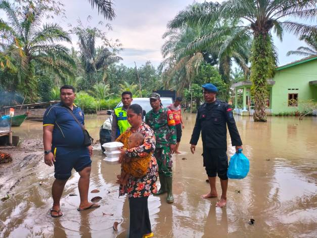 Kunjungi Korban Banjir di Rohul, Satbrimob Polda Riau Salurkan Bantuan Makanan