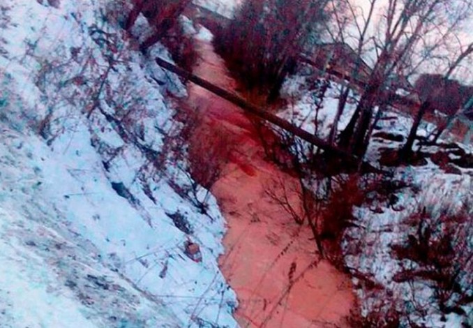 Sungai di Rusia Tiba-Tiba Berubah Warna Menjadi Merah Darah