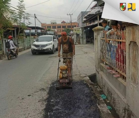 Respon Keluhan Warga, Dinas PUPR Perbaiki Jalan Berlubang di Pekanbaru