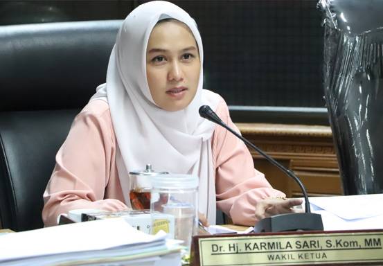 Wakil Ketua Komisi V DPRD Riau Karmila Sari