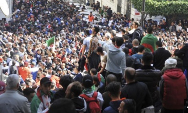 Tuntut Presidennya Mundur, Warga Aljazair Turun ke Jalan