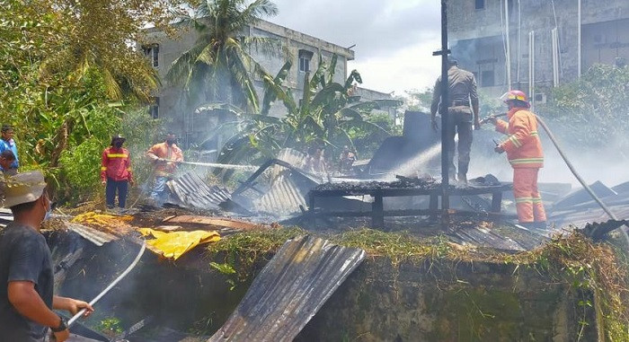 Gudang Barang Bekas di Pelalawan Terbakar