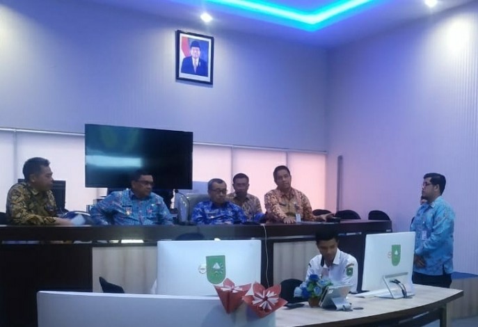 Gubernur dan Wagub Riau Ujicoba Video Conference, Hanya Dua Daerah yang Connect