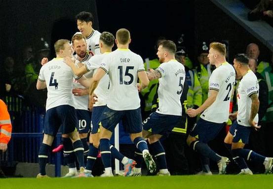 Hasil Liga Inggris: Tottenham Tendang MU dari 4 Besar