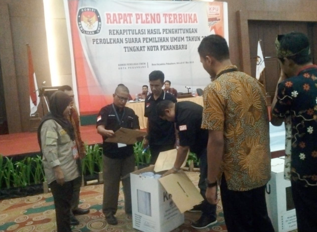 Rekapitulasi Suara Pemilu 7 Kecamatan di Pekanbaru, Prabowo-Sandi Menang Telak