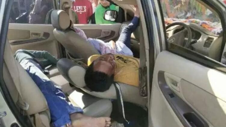 Nyalakan AC Saat Tidur di Mobil, Seorang Anak Tewas dan Kedua Orang Tuanya Pingsan