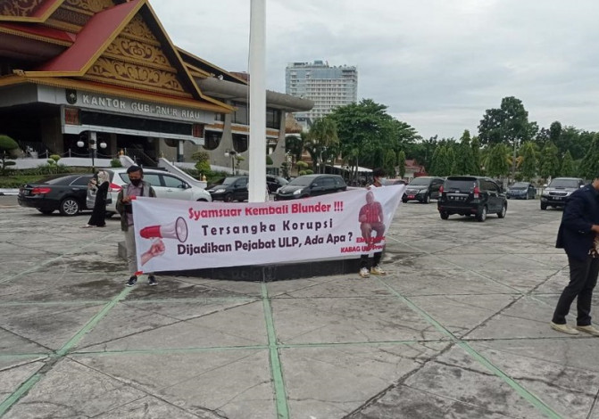 GPMPK Bentang Spanduk di Kantor Gubernur, Pertanyakan Soal Penunjukan Kabag ULP Riau
