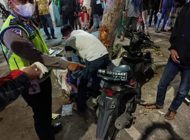 Mengantuk, Pengendara Sepeda Motor Tabrak Pohon di Pinggir Jalan Tuanku Tambusai
