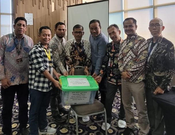 KPU Riau menyerahkan dokumen alat bukti