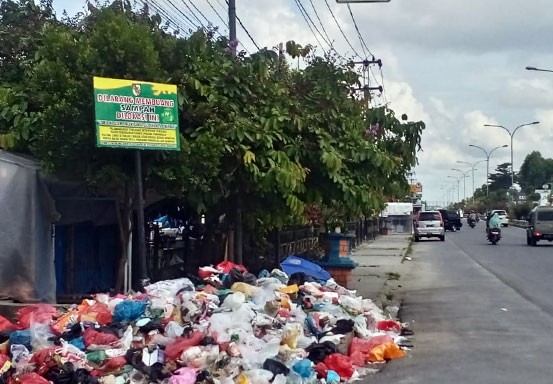 Besok Lebaran, Sampah Busuk Menumpuk di Jalan Subrantas Pekanbaru