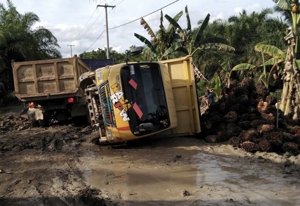 Jalan Provinsi di Inhil Rusak Parah, Truk Sering Terpuruk dan Terbalik