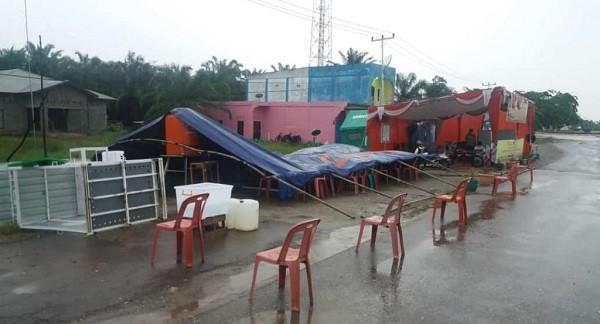 Tenda Posko Siaga Covid-19 Simpang Pedamaran Rohil Ambruk, Satu Petugas Cedera